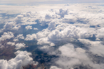 Fototapeta na wymiar Über den Wolken Sonnenschein und aus dem Flugzeug heraus