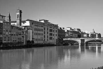 Obraz premium Townhouses and historic buildings on the Arno River in the city of Florence