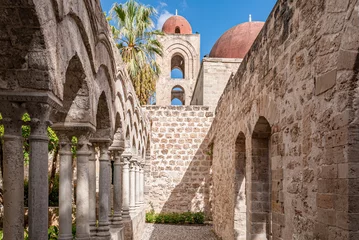 Raamstickers The cloister of the arab-norman church San Giovanni degli Eremiti in Palermo © Roberto Lo Savio