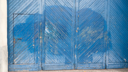 Puerta rústica de tablones de madera pintado de azul