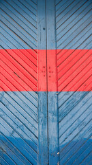 Fototapeta premium Puerta de listones de madera azul y roja