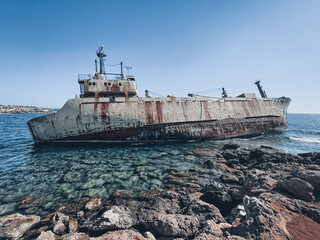 Verlaten scheepswrak Edro III liggend op de stenen kust. Het roestige scheepswrak is gestrand op Peyia-rotsen bij kantarkastoi-zeegrotten, Coral Bay, Pafos, Cyprus, schuin nabij de kust.