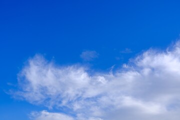 Dramatische Wolken als Hintergrund am farbigen Himmel
