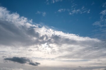 Naklejka na ściany i meble Dramatische Wolken als Hintergrund am farbigen Himmel