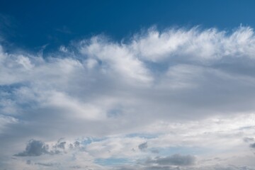 Dramatische Wolken als Hintergrund am farbigen Himmel