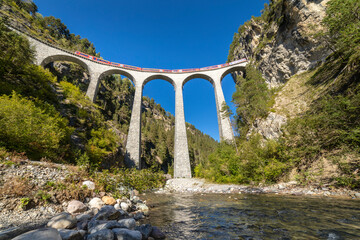 Zwitserse trein over de Landwasser Viaduct-brug in de Alpen, Graubunden, Zwitserland