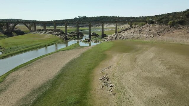 A&eacute;rea de pantano del Ricobayo, pasando debajo de puente despu&eacute;s de un largo y caluroso verano de sequ&iacute;a. Zamora, Espa&ntilde;a
