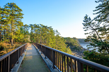 Obraz premium 夕方の幸せのがんもん橋 石川県羽咋市 Happiness Ganmon Bridge in the evening. Ishikawa Prefecture, Hakui-gun.