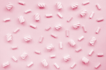 Colorful marshmallow laid out on violet paper background. pastel creative texture. minimal. Image...