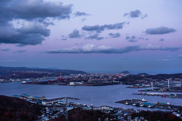 北海道、測量山展望台から見た夕暮れの室蘭