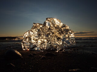 アイスランドのダイアモンドビーチで流氷を発見 © NAO NAKANISHI