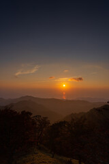 奈良県の大台ケ原・東大台の展望デッキからの日の出の光景