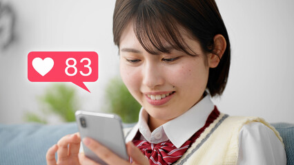 スマートフォンを操作をする女子高校生	