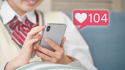 スマートフォンを操作をする女子高校生	