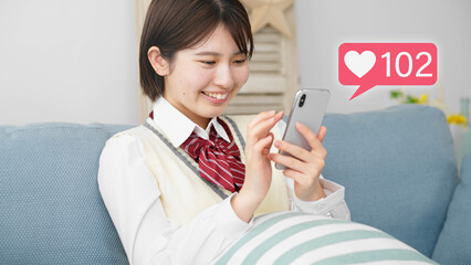 スマートフォンを操作をする女子高校生	