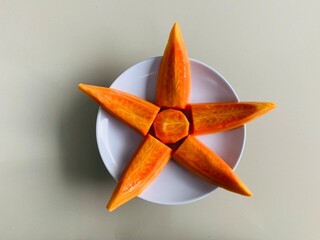 papaya pieces on a rotating plate, very healthy and delicious to eat in the morning