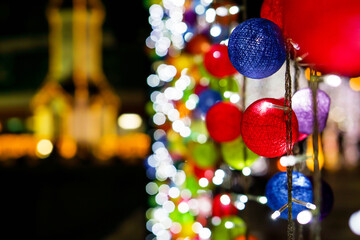 Obraz premium Closeup and crop decorate woven ball on Blurred and bokeh of Christmas holiday lighting and night time background.