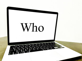 Whoと書かれたパソコン画面