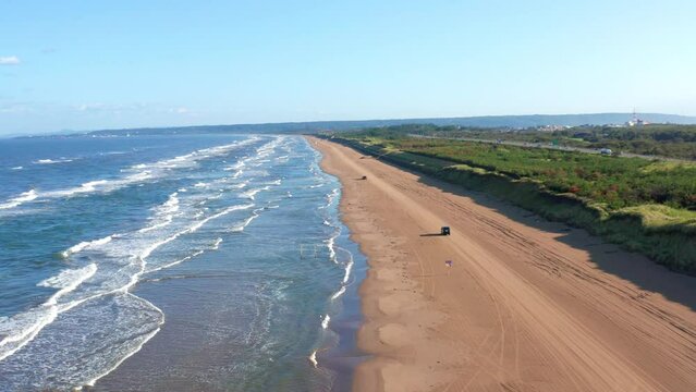 早朝の千里浜なぎさドライブウェイ、のと里山海道（背景は輪島市方向）