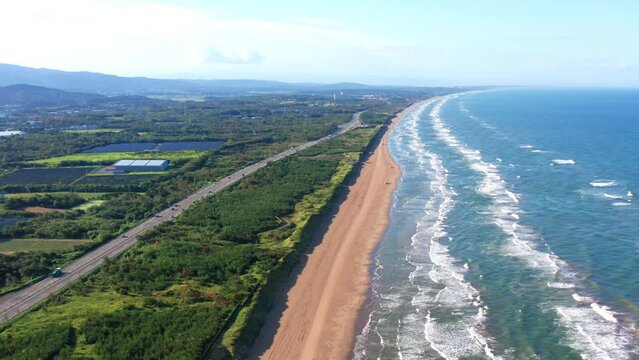 早朝の千里浜なぎさドライブウェイ、のと里山海道（背景は金沢市方向）