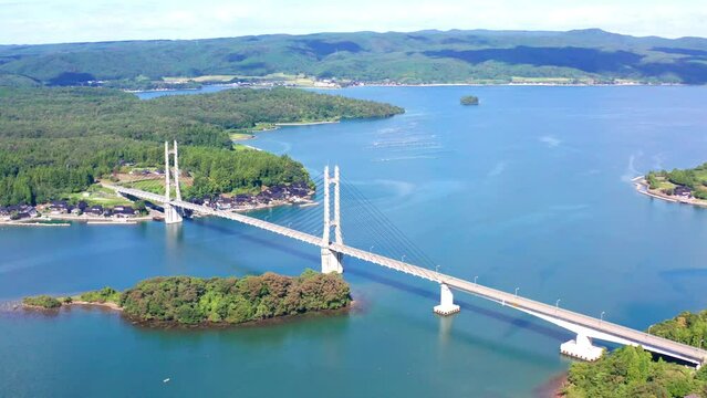 能登島とツインブリッジのと（能登島が右側、遠景は能登半島）