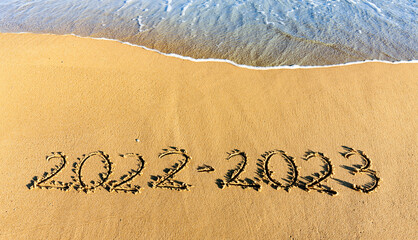 Jahreszahl 2022-2023 in den Sand geschrieben