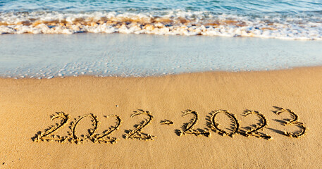 Jahreszahl 2022-2023 in den Sand geschrieben