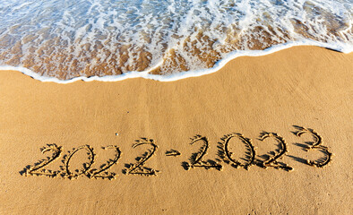 Jahreszahl 2022-2023 in den Sand geschrieben