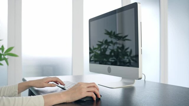 オフィスのパソコンで作業する女性