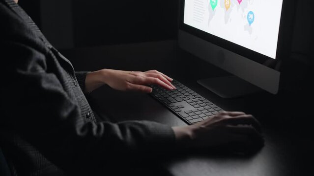 暗い部屋でパソコンを使う女性