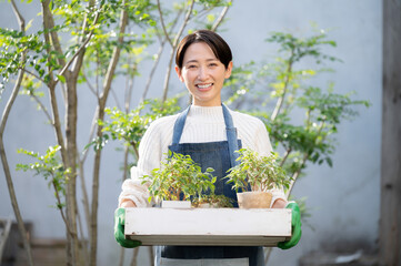 ガーデニングが趣味の女性やショップ店員さんのイメージ　カメラ目線