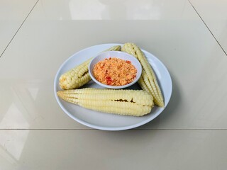 boiled white corn, very good eaten with salt and chili.