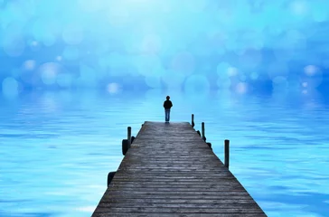 Foto op Plexiglas niño en el embarcadero del lago con un amanecer especial © kesipun