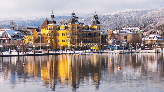 Das Schlosshotel Velden am W&ouml;rthersee im Winter, K&auml;rnten, &Ouml;sterreich