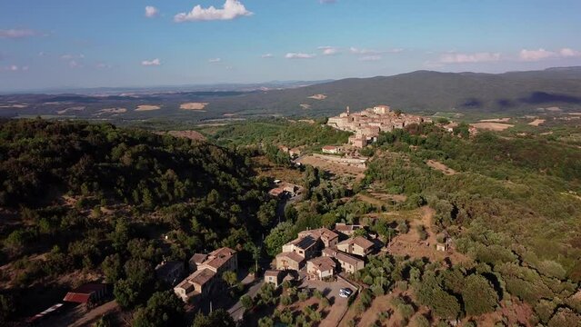 Vue a&eacute;rienne d'un paysage toscan (village et collines)
