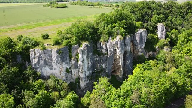 Vue a&eacute;rienne d'un paysage de campagne avec de grands rochers abrupts au milieu de champs