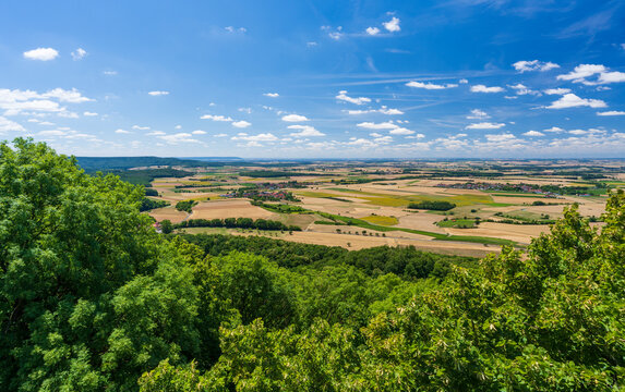 Blick vom Aussichtsturm auf dem Zabelstein im Naturpark Steigerwald in die Landschaft des Vorsteigerwald, Landkreis Schweinfurt, Unterfranken, Franken, Bayern, Deutschland.