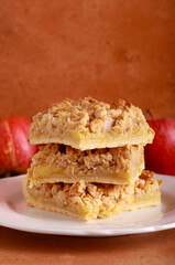 Apple crumble bars