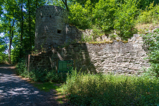 Ruine der Burg Zabelstein auf dem Zabelstein im Naturpark Steigerwald, Landkreis Schweinfurt, Unterfranken, Franken, Bayern, Deutschland.
