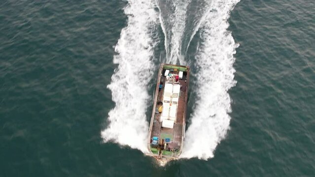 日本海から白波をたてて帰港していく漁船　京丹後市　山陰海岸国立公園小天橋　ドローン空撮