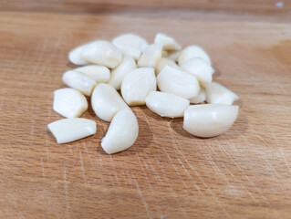 Fototapeta na wymiar fresh peeled garlic on a cutting board in a kitchen