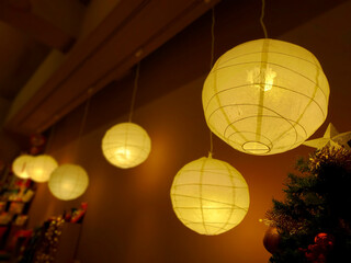 Six Chinese-style white lanterns and Christmas trees emit a warm and soft light.