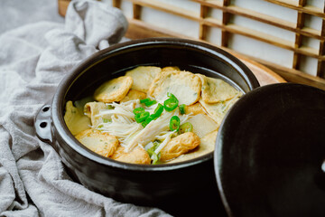 검은색 뚝배기에 담긴 한국 음식 어묵탕 요리