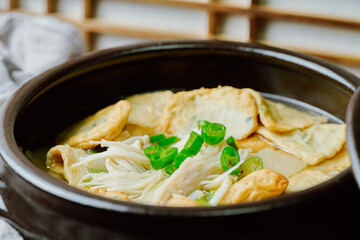 검은색 뚝배기에 담긴 한국 음식 어묵탕 요리