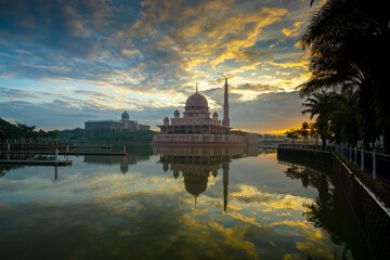 Obraz premium Morning scene at Putra Mosque in putrajaya with reflection cloud and sky.