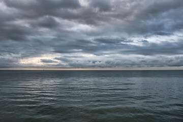 Naklejka premium clouds over water