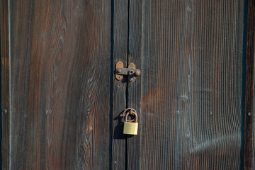 古びた木製扉にかけられた鍵