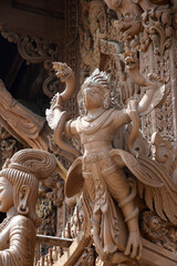 Fototapeta na wymiar Sanctuary of truth, handgeschnitzter Holztempel in Thailand