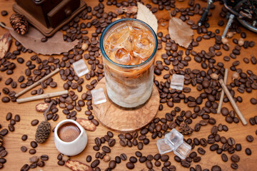 Mrożone cappuccino, mrożone caffe latte — kawa z mlekiem i kostkami lodu - obrazy, fototapety, plakaty