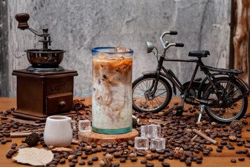 Mrożone cappuccino, mrożona latte — kawa z mlekiem i kostkami lodu
